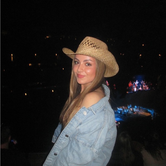 Meet your Posher, Isa - Picture 1 of 1